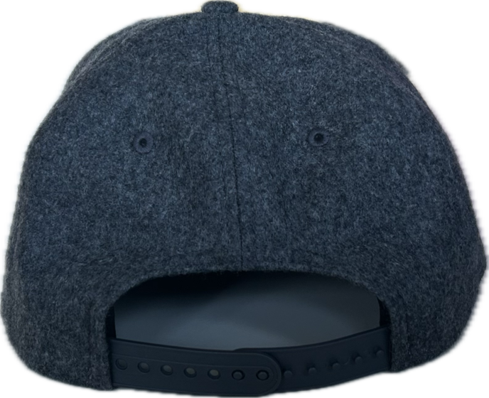 Hinten fotografierte Loden-Kappe in Anthrazit mit Luftösen und verstellbarem Snapback-Verschluss aus Kunststoff | © Planai-Hochwurzen-Bahnen Gesellschaft m.b.H.