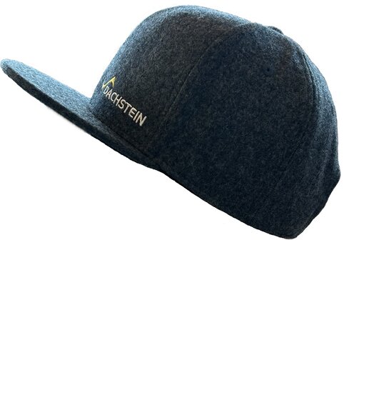 Seitlich fotografierte graue Loden-Kappe mit flachem Schirm und weiß-gelbem Dachstein-Sticklogo | © Planai-Hochwurzen-Bahnen Gesellschaft m.b.H.