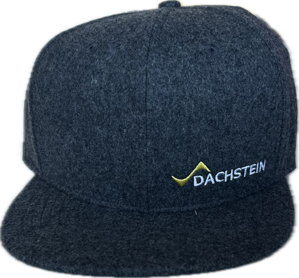 Frontalansicht einer anthrazitfarbenen Loden-Kappe mit flachem Schirm und gesticktem Dachstein-Logo | © Planai-Hochwurzen-Bahnen Gesellschaft m.b.H.