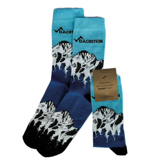 Drei Paar Socken mit Dachstein-Schriftzug und Bergmotiv in Blau, Weiß und Schwarz, ein Paar mit Etikett | © Planai-Hochwurzen-Bahnen Gesellschaft m.b.H.