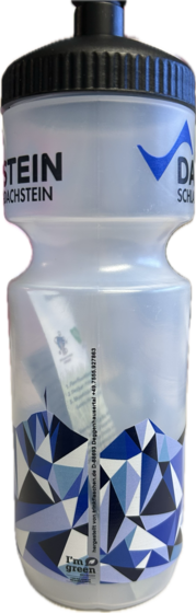 Transparente Sporttrinkflasche aus Bioplastik mit schwarzem Deckel und geometrischem Dachstein-Muster | © Planai-Hochwurzen-Bahnen Gesellschaft m.b.H.