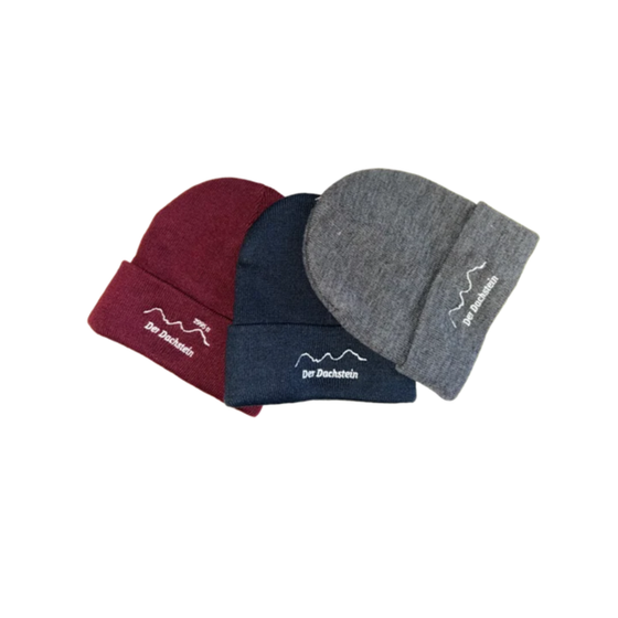 Drei Mützen in Grau, Navy und Bordeaux mit Der Dachstein Logo nebeneinander auf weißem Hintergrund | © Planai-Hochwurzen-Bahnen Gesellschaft m.b.H.