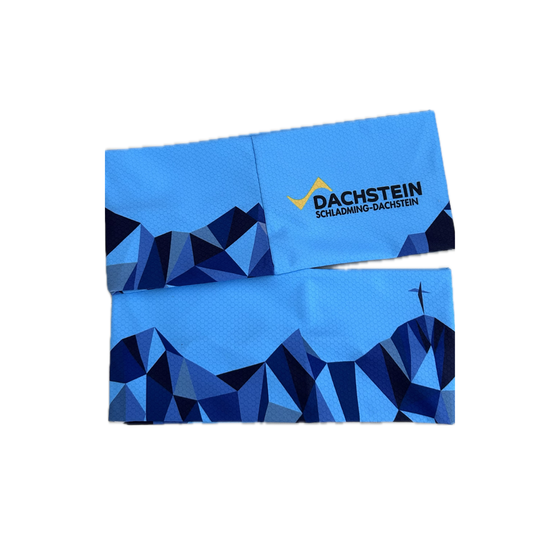 Gefaltete blaue Broschüre mit Dachstein-Logo und geometrischem Bergmotiv auf hellem Hintergrund. | © Planai-Hochwurzen-Bahnen Gesellschaft m.b.H.