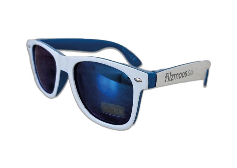 Blau-weiße Sonnenbrille mit dunklen Gläsern und filzmoos.ski Schriftzug auf dem Bügel. | © Bergbahnen Filzmoos GmbH