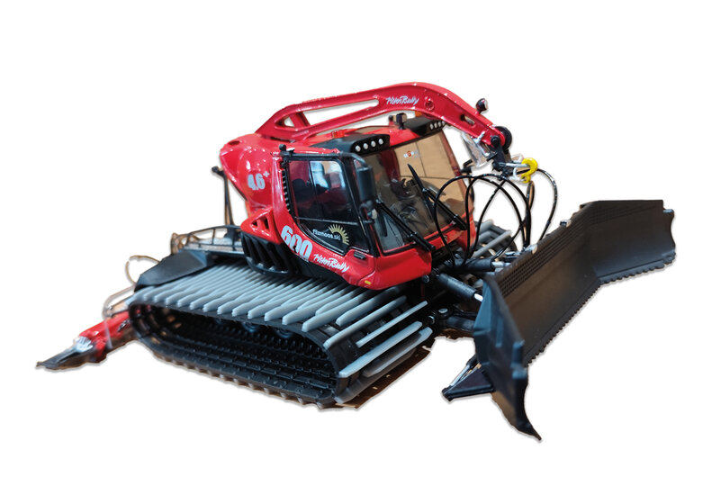 Rotes PistenBully-Modell mit Raupenantrieb und Räumschild, freigestellt vor hellem Hintergrund. | © Bergbahnen Filzmoos GmbH