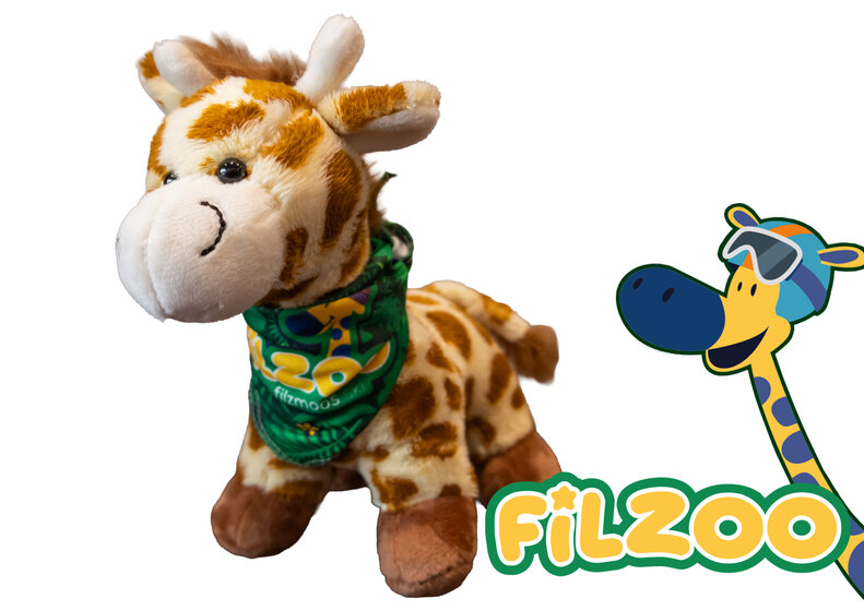 Plüschgiraffe mit braunen Flecken und grünem Filzmoos-Halstuch, freigestellt vor hellem Hintergrund. | © Bergbahnen Filzmoos GmbH