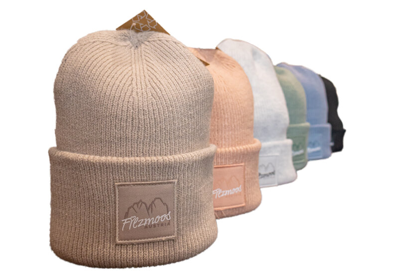 Sechs Strickhauben mit Filzmoos-Berglogo in Beige, Rosa, Weiß, Grün, Blau und Schwarz. | © Bergbahnen Filzmoos GmbH
