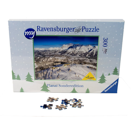 Puzzlebox zeigt verschneite Planai mit Seilbahnstationen, gelben Gondeln, Tannenwald und Bergpanorama | © Planai-Hochwurzen-Bahnen GmbH