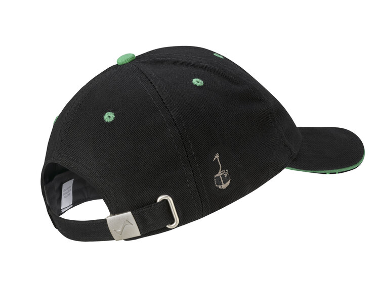 Schwarze Cap von hinten mit gestickter Gondel, grünen Ösen, Metallschnalle mit Logo und grünem Schirmrand | © Planai-Hochwurzen-Bahnen GmbH