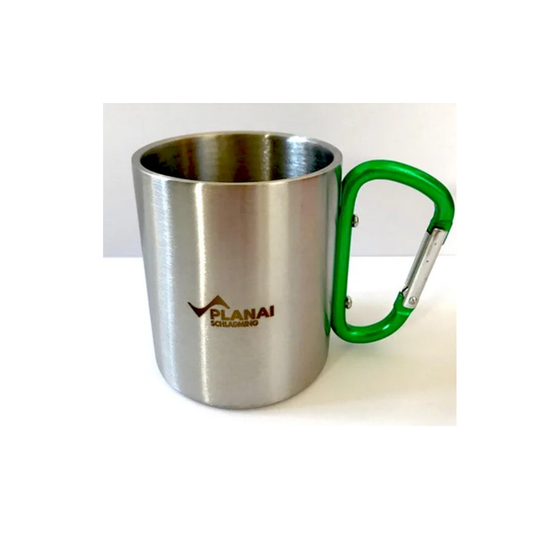 Silberne Edelstahl-Tasse mit Planai-Logo und grünem Karabiner als Henkel vor weißem Hintergrund | © Planai-Hochwurzen-Bahnen GmbH