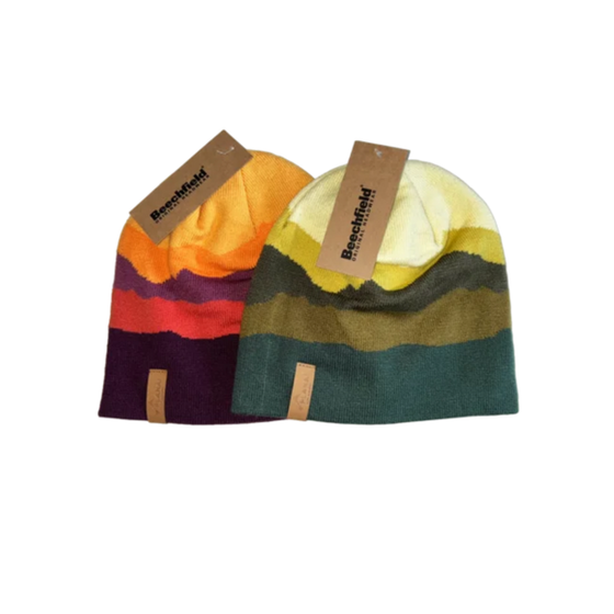 Zwei Strickmützen mit mehrfarbigem Bergmuster, Planai-Lederlabel und Beechfield-Kartonetikett | © Planai-Hochwurzen-Bahnen GmbH