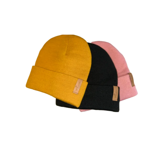 Drei Beanies mit Umschlag in Gelb, Schwarz und Rosa, alle mit SnapPap-Label und Planai-Schriftzug | © Planai-Hochwurzen-Bahnen GmbH