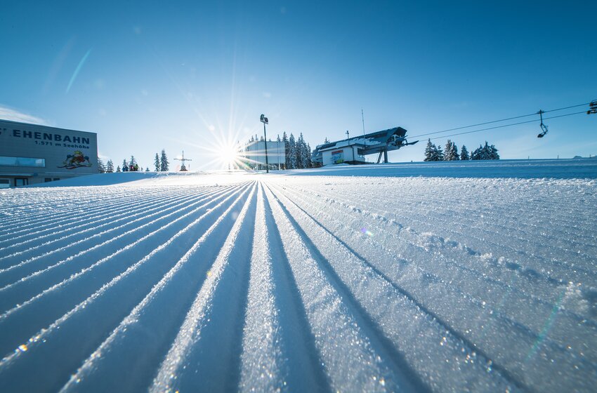 Tiefenaufnahme einer frisch präparierten Piste bei Sonnenaufgang an der Talstation der Kemahdhöhe. | © Zauchensee Liftgesellschaft Benedikt Scheffer GmbH