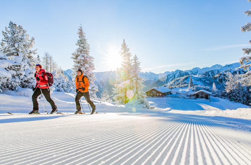 Zwei Skitourengeher auf verschneiter Piste bei strahlendem Winterwetter | © Ski amadé GmbH