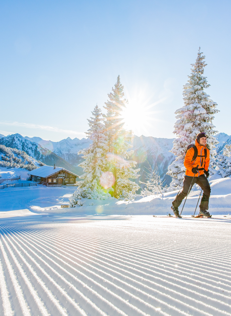 Zwei Skitourengeher bei Sonne auf präparierter Piste auf der Hochwurzen | © Ski amadé GmbH